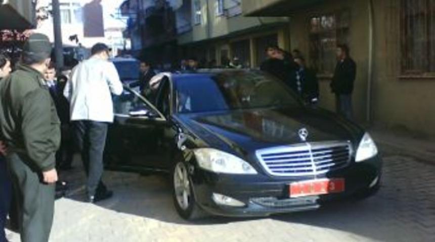 Bakan Şahin, annesinin elini &ouml;pmeden &Uuml;nye&rsquo;den ge&ccedil;miyor