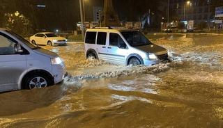 Adıyaman’da şiddetli yağış hayatı felç etti