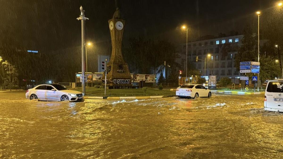 Adıyaman’da şiddetli yağış hayatı felç etti: Birçok araç mahsur kaldı 1