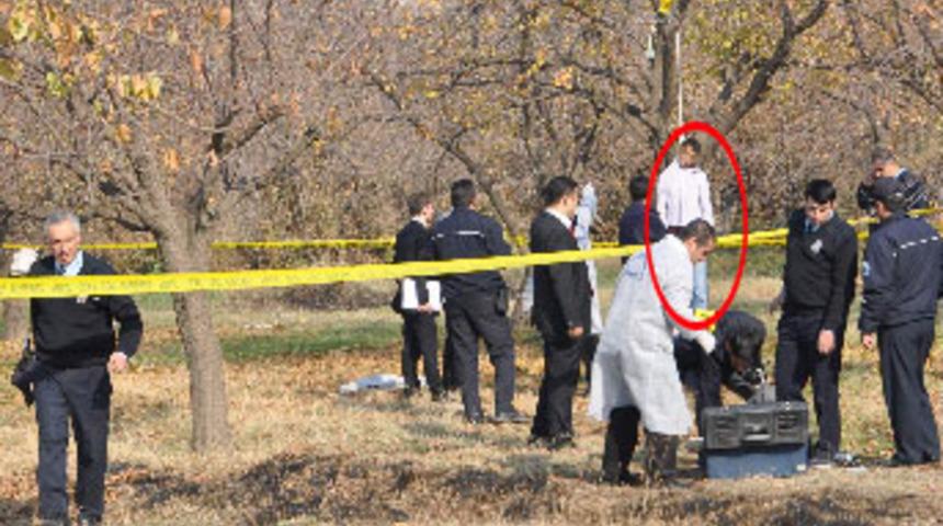 Kendisini ağaca astı