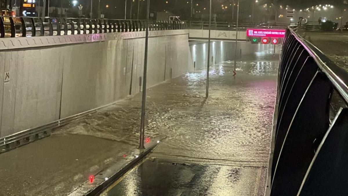Mersin yağmura teslim: Sokaklar göl oldu, evleri su bastı, araçlar yolda kaldı 3