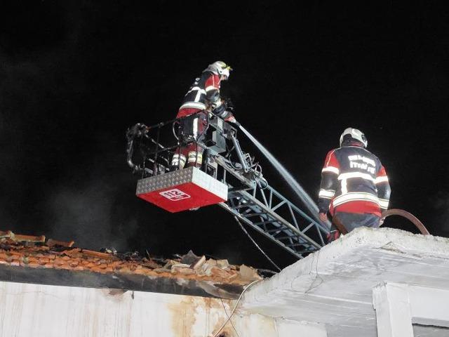 Yangında ev kül oldu, 4 kişilik aile zor kurtuldu