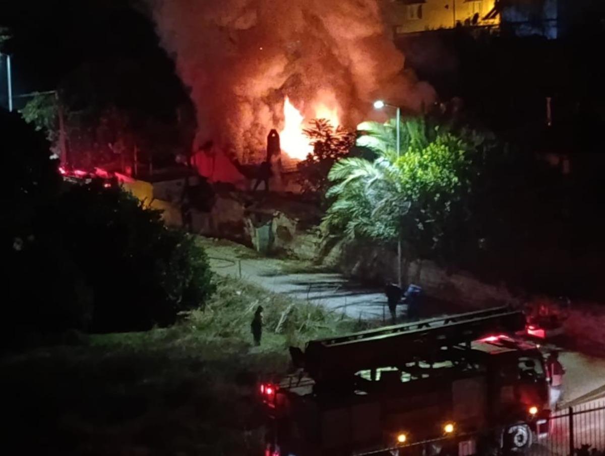 Yangında ev kül oldu, 4 kişilik aile zor kurtuldu 1