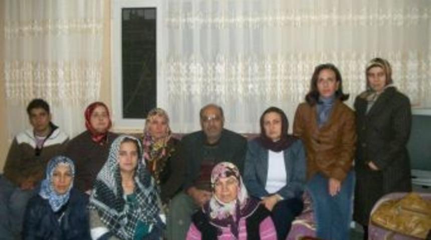 Ak Partili hanımlar Van'da ölen öğretmenlerin ailelerini ziyaret etti