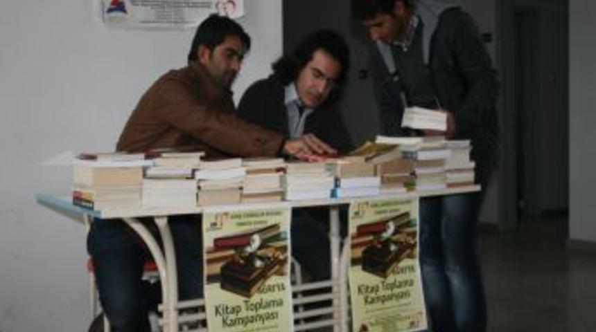 &Uuml;niversite &ouml;ğrencileri k&ouml;y okulları i&ccedil;in kitap topladı