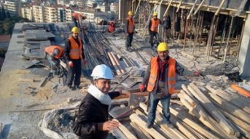 G&uuml;nd&uuml;z inşaatta gece sahnede