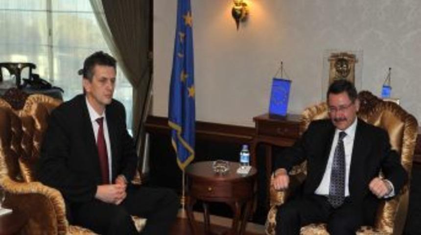 FİBA yetkililerinden, elemelere destek veren G&ouml;k&ccedil;ek'e ziyaret