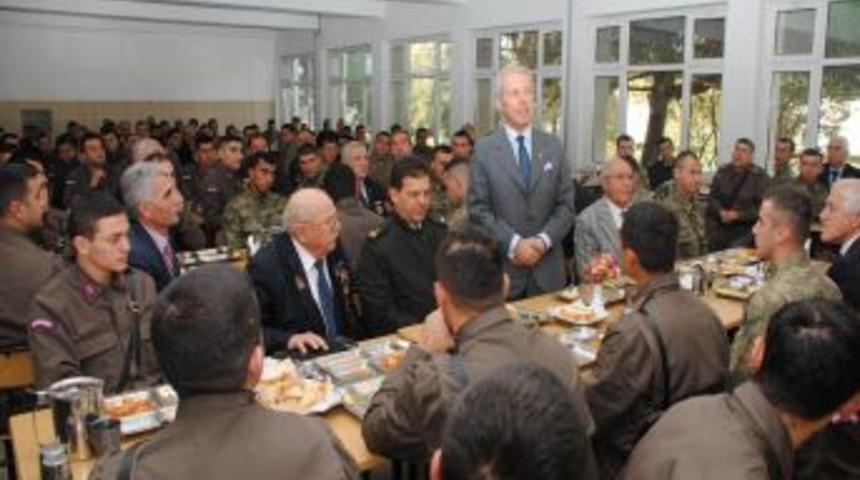 Kıbrıs gazileri, anılarını garnizonda askerlerle paylaştı