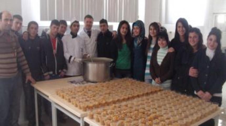 Ardahan FEM &ouml;ğrencilere aşure dağıttı