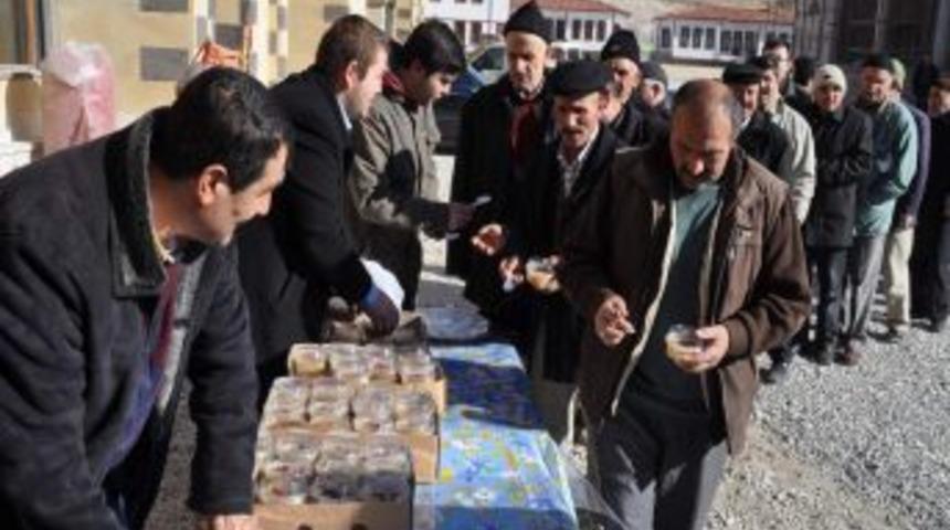 K&uuml;lliyede bin 500 kişiye aşure dağıtıldı