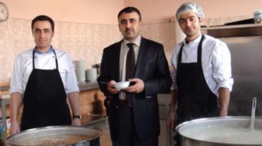 Özel Yüksekova Koleji'nden 3 bin kişiye aşure