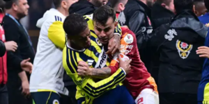 Galatasaray-Fenerbah&ccedil;e derbisinin faturası kesildi! Abd&uuml;lkerim Bardakcı ve Archie Brown'un cezaları belli oldu