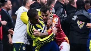 Son dakika: Galatasaray-Fenerbah&ccedil;e derbisinin faturası kesildi! Abd&uuml;lkerim Bardakcı ve Archie Brown'un cezaları belli oldu