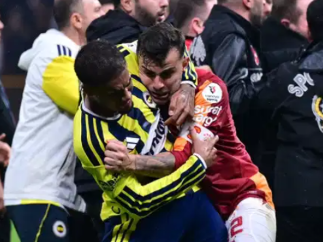 Galatasaray-Fenerbah&ccedil;e derbisinin faturası kesildi! Abd&uuml;lkerim Bardakcı ve Archie Brown'un cezaları belli oldu