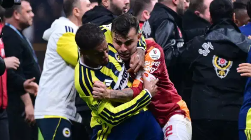 Galatasaray-Fenerbah&ccedil;e derbisinin faturası kesildi! Abd&uuml;lkerim Bardakcı ve Archie Brown'un cezaları belli oldu