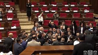 Son dakika: Ermenistan Parlamentosu'nda yumruk yumruğa kavga! Meclis savaş alanına d&ouml;nd&uuml;