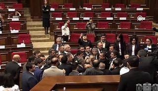 Ermenistan Parlamentosu'nda yumruk yumruğa kavga! Meclis savaş alanına döndü
