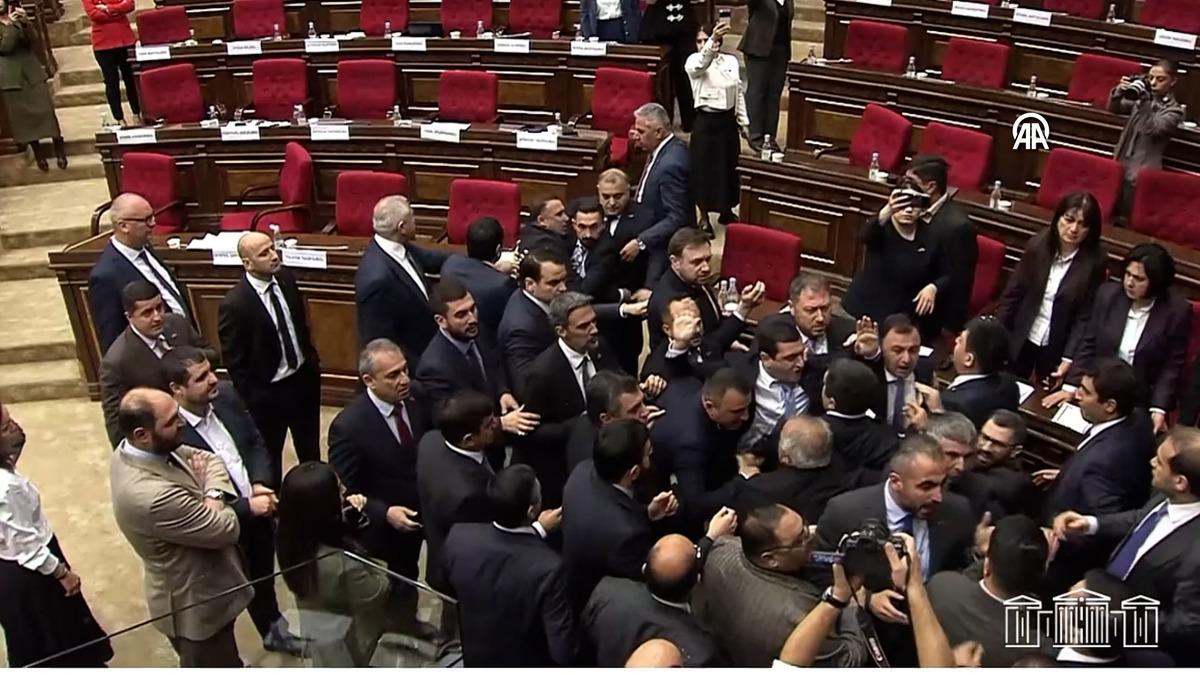 Ermenistan Parlamentosu nda yumruk yumruğa kavga! Meclis savaş alanına döndü 4