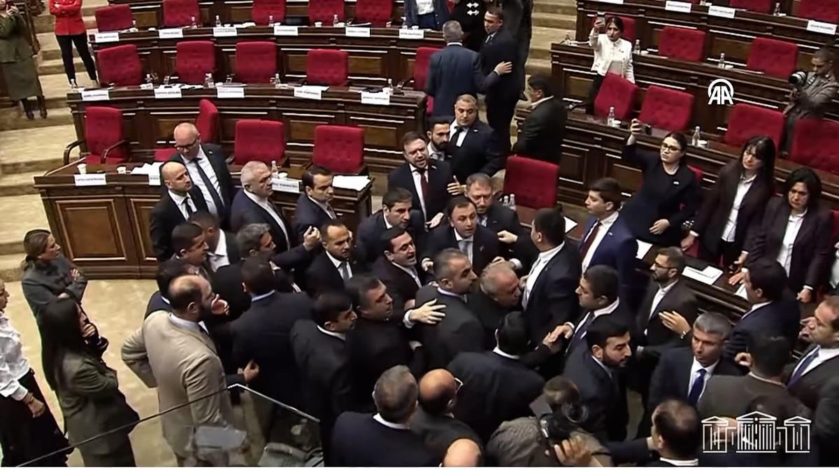 Ermenistan Parlamentosu nda yumruk yumruğa kavga! Meclis savaş alanına döndü 5