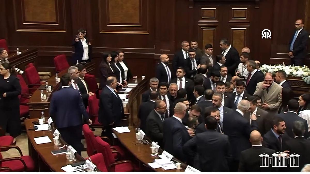 Ermenistan Parlamentosu nda yumruk yumruğa kavga! Meclis savaş alanına döndü 6