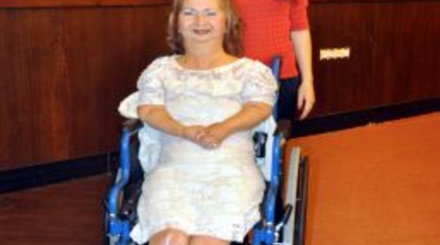 52 yıldır tekerlekli sandalyede, h&acirc;l&acirc; hayatı &ccedil;ok seviyor