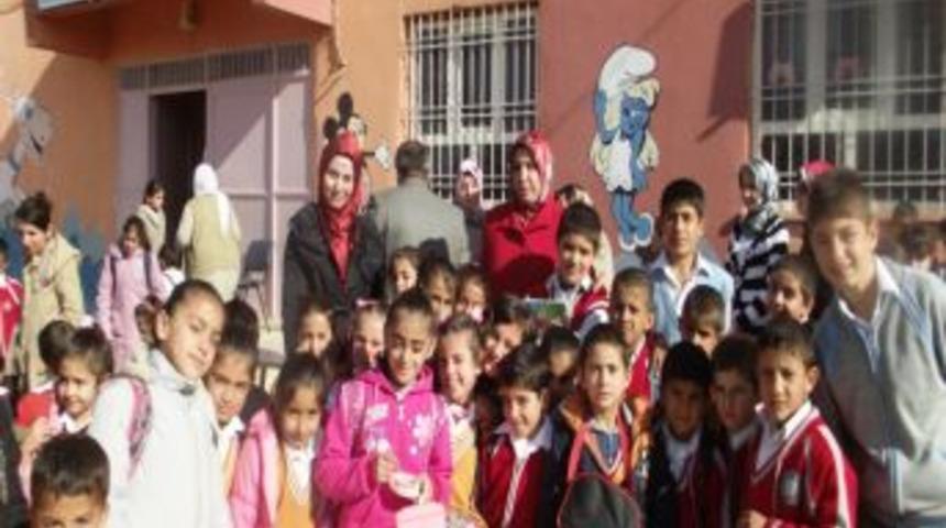 Atak Koleji &ouml;ğrencileri kardeş okullara aşure dağıttı