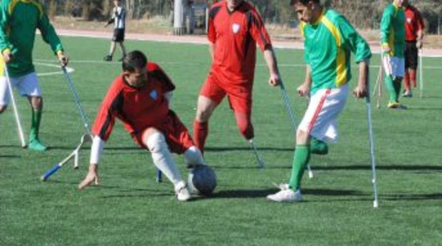 Engelliler azimlerini futbol turnuvasında g&ouml;sterdi