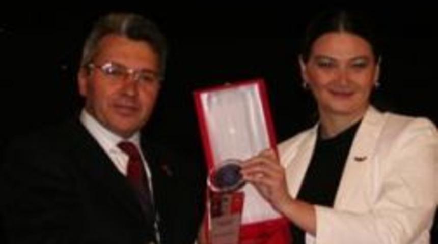 Vahapzade &ouml;d&uuml;l&uuml; Milletvekili &Uuml;st&uuml;n'&uuml;n