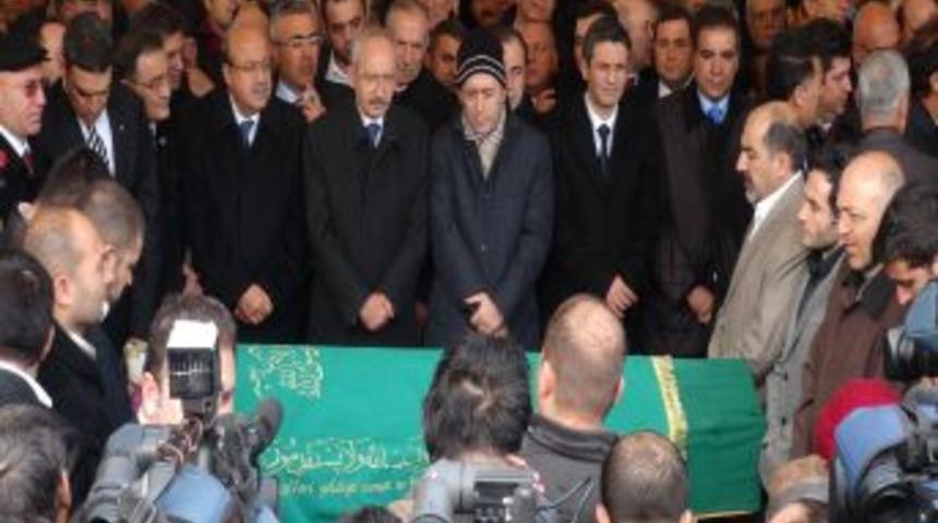 G&uuml;rsel Tekin, annesini son yolculuğuna g&ouml;zyaşlarıyla uğurladı