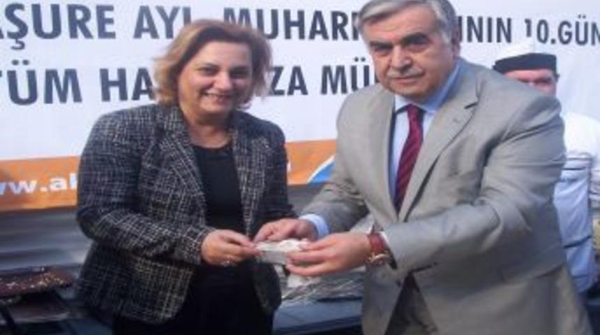 AK Parti İzmir İl Başkanlığı aşure dağıttı