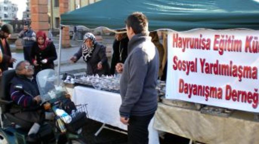 Hayrunnisalı bayanlar Ardeşen'de aşure dağıttı