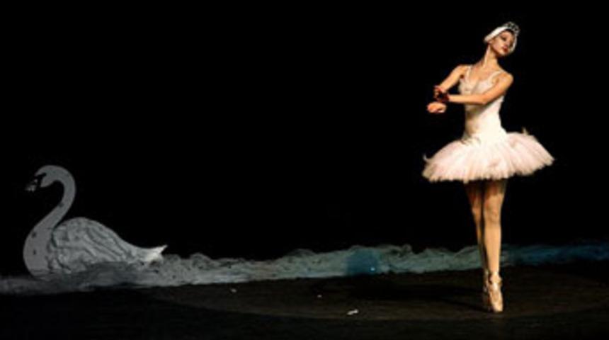 Balerinler bu gece de buluşuyor!
