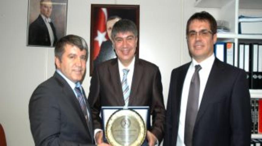 T&uuml;rkiye G&uuml;reş Federasyonu Başkanı &Ccedil;eker&rsquo;den, T&uuml;rel&rsquo;e teşekk&uuml;r plaketi