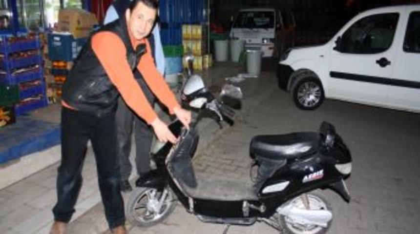 İki &ccedil;ocuk d&uuml;z kontakla elektrikli bisiklet &ccedil;aldı, kameralar kaydetti