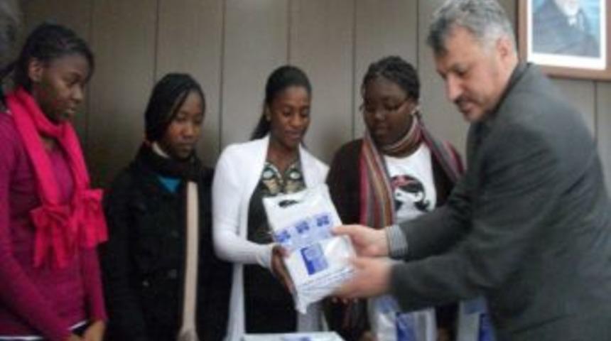 T&uuml;rk okullarında g&ouml;rev yapan &ouml;ğretmenlerin hizmeti maaş ve parayla &ouml;l&ccedil;&uuml;lemez