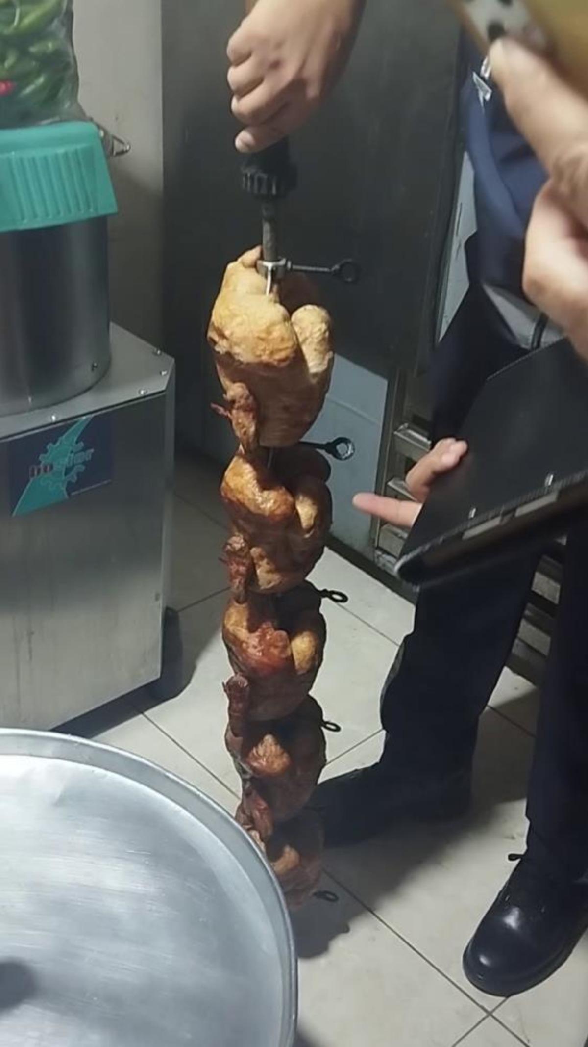 Hatay da mide bulandıran olay! Bozuk tavukları vatandaşa yedirecekti... Ekipler doğrudan çöpe attı 1