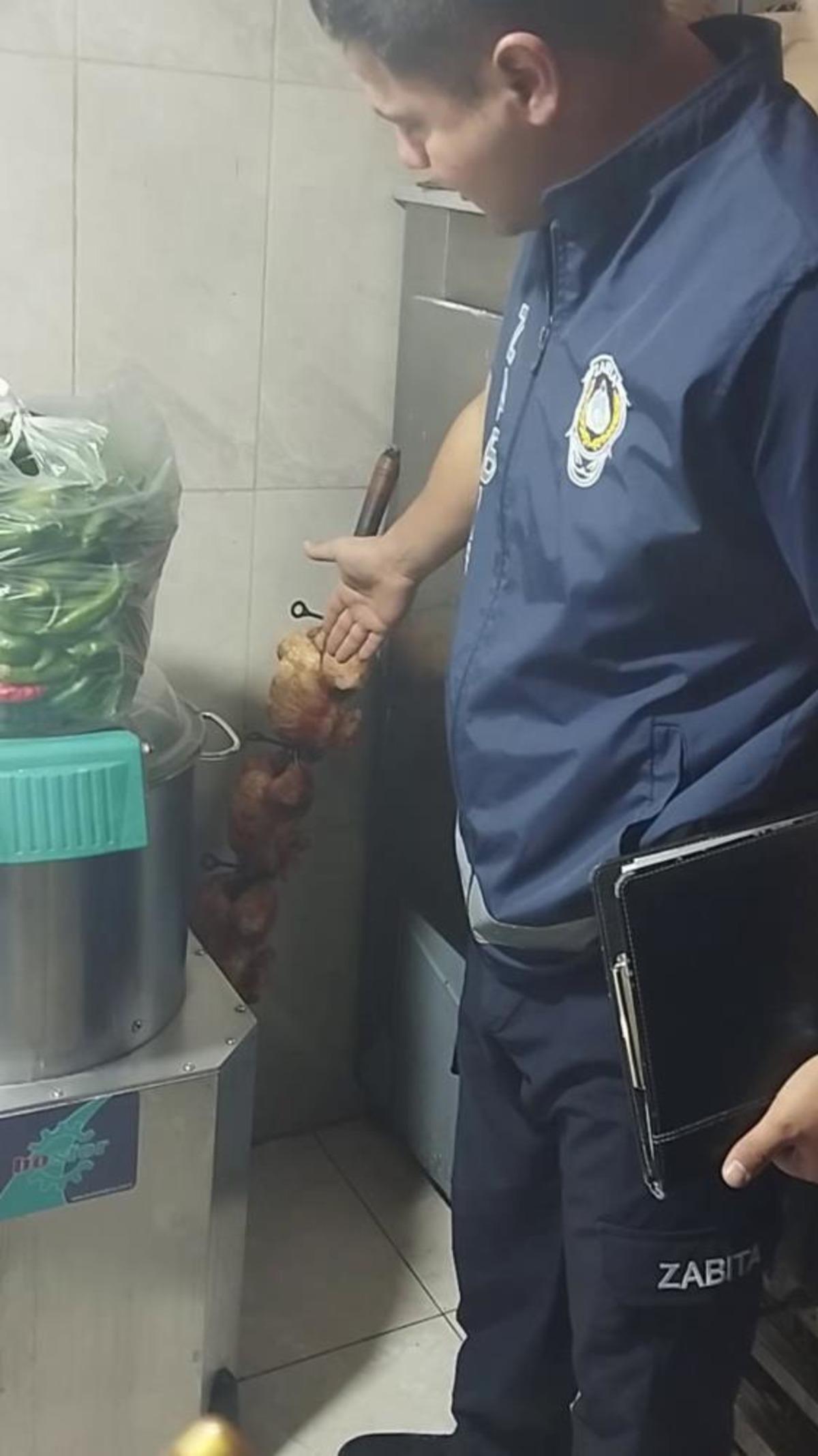 Hatay da mide bulandıran olay! Bozuk tavukları vatandaşa yedirecekti... Ekipler doğrudan çöpe attı 2
