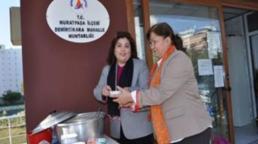 Bayan Muhtar&rsquo;dan aşure ikramı