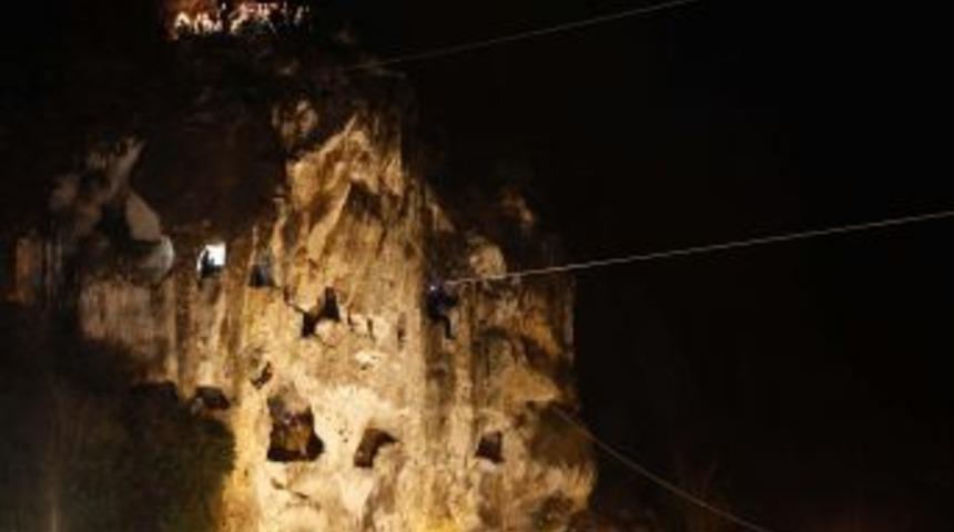 İstanbul itfaiyesinden nefes kesen gece kurtarma tatbikatı