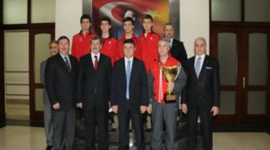 D&uuml;nya &uuml;&ccedil;&uuml;nc&uuml;s&uuml; Susurlukspor karatecileri kupayı Vali Arslan'a verdi