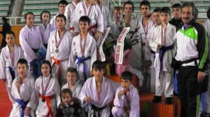 Of Belediyesi karate takımı Giresun&rsquo;dan kupayla d&ouml;nd&uuml;