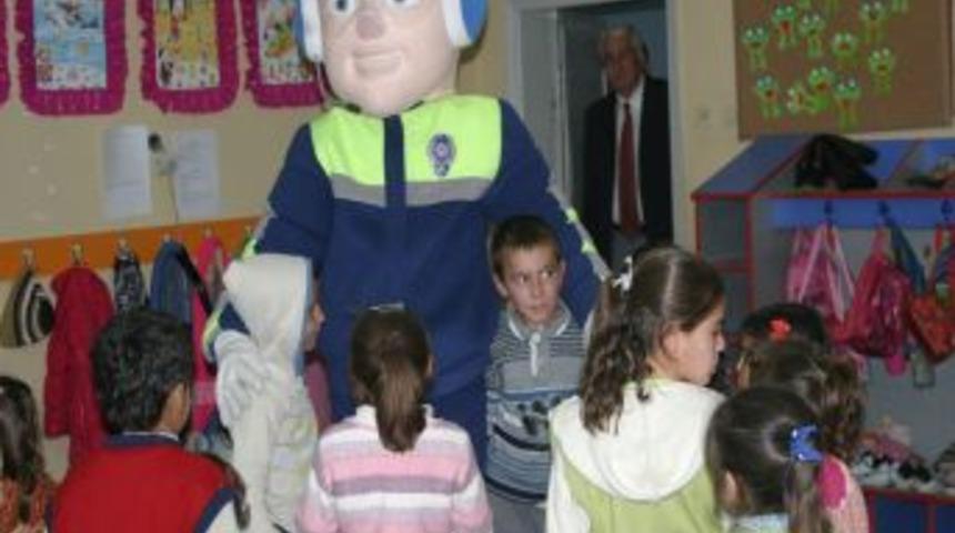 İlköğretim okuluna modern polis amca sınıfı