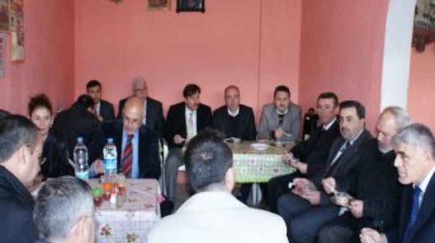 Kırkağa&ccedil;'taki din g&ouml;revlileri aşure dağıttı