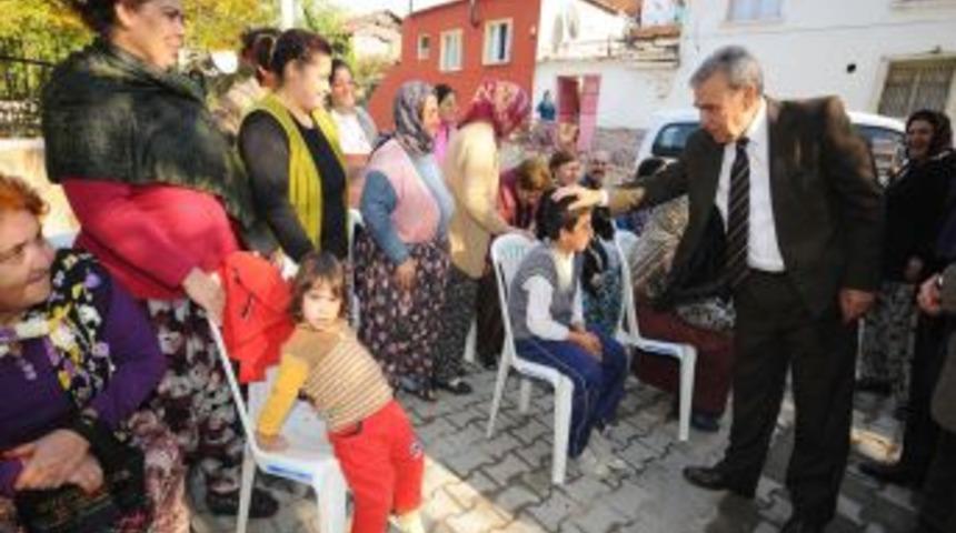 Başkan Kocaoğlu'nun eşine 'kırmızı yazma' yolladılar