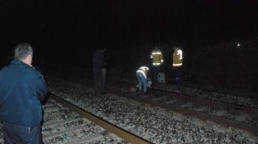 Trenin altında kalan kişi &ouml;ld&uuml;
