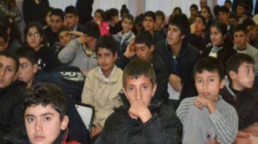 Vali &Ouml;zcan &Ccedil;ankırı'ya gelen Valı &ouml;ğrencileri ziyaret etti