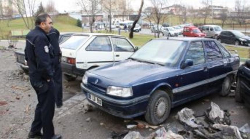 Otomobile kapatılan Pitbull, halsiz d&uuml;şt&uuml;