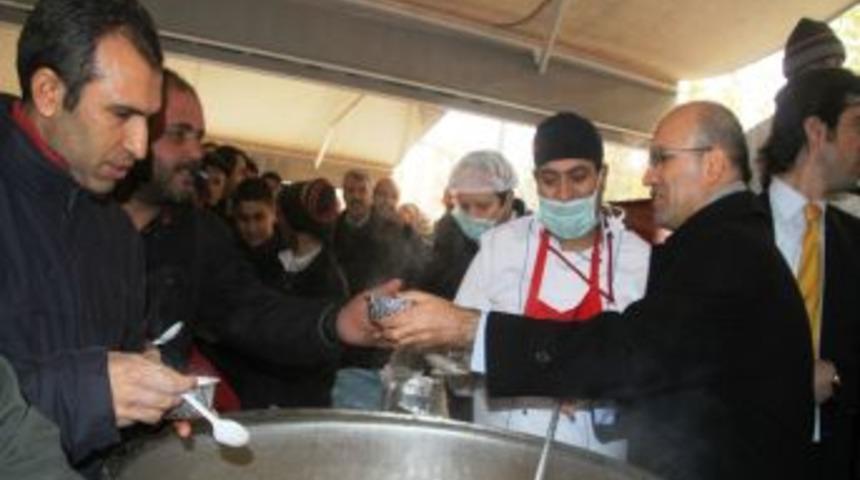 Bakan şimşek Mardin’de aşure dağıttı