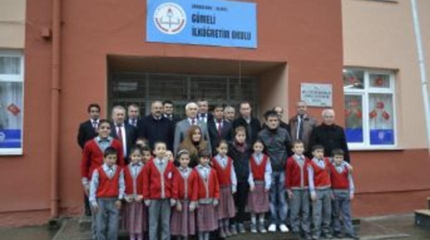 Alaplı MYO &ouml;ğrencilerinden kırtasiye yardımı