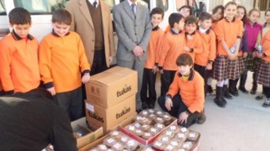 &Ccedil;ağlayan Okulu mahalleliye aşure dağıttı